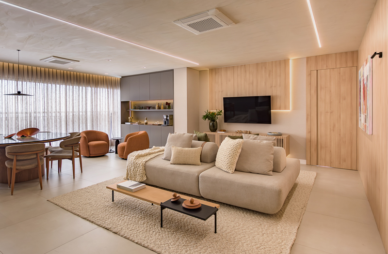 Sala de estar elegante com sofás claros e painéis de madeira